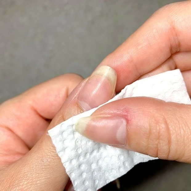 ジェルネイルシールの貼り方・剥がし方_ジェルネイルシールの貼り方のポイント_1.プレップシートで爪の余分な油分を除去する