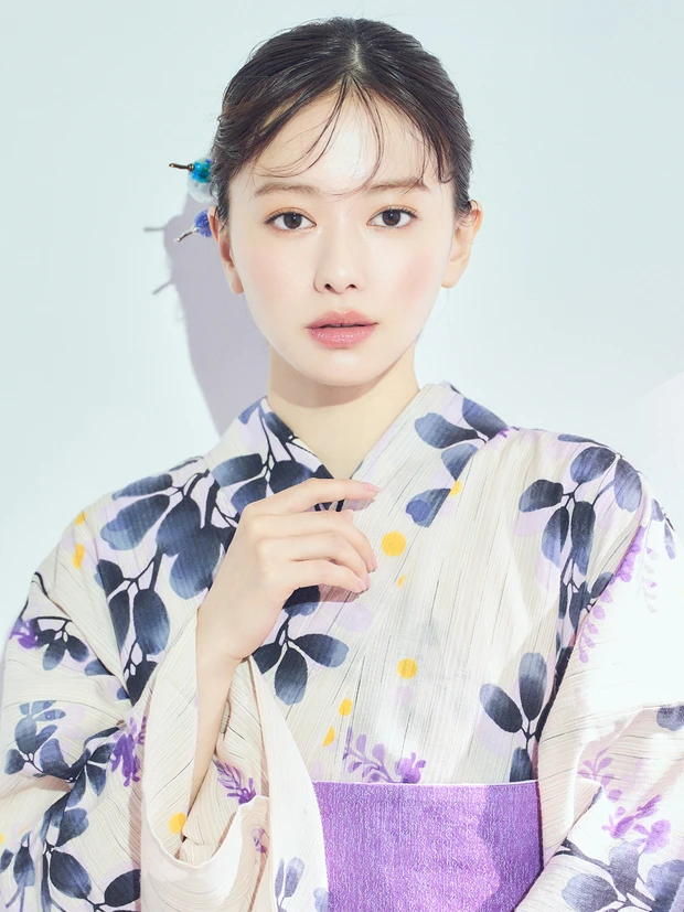 山本舞香さんもひと目ボレ♡ 現代柄の浴衣に映える血色＆色っぽチークではんなり美人に
