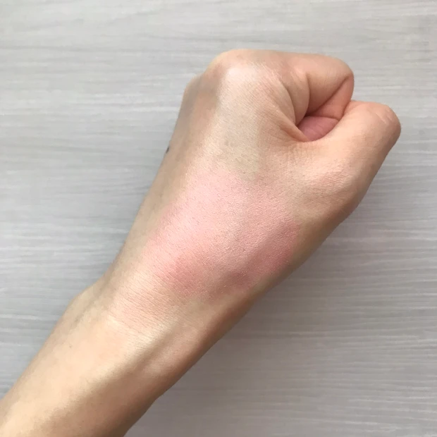 アリィー チークUV スウォッチ