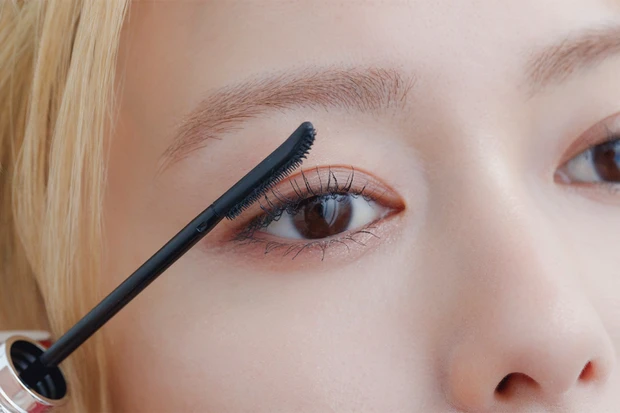 山本舞香さん ボリュームまつ毛×オーバーリップで叶える秋のベストバランスメイク HOW TO MAKE-UP➀