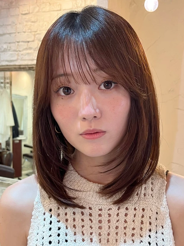 髪型　ミディアムレイヤー　ミディアムヘア　シースルーバング　正面