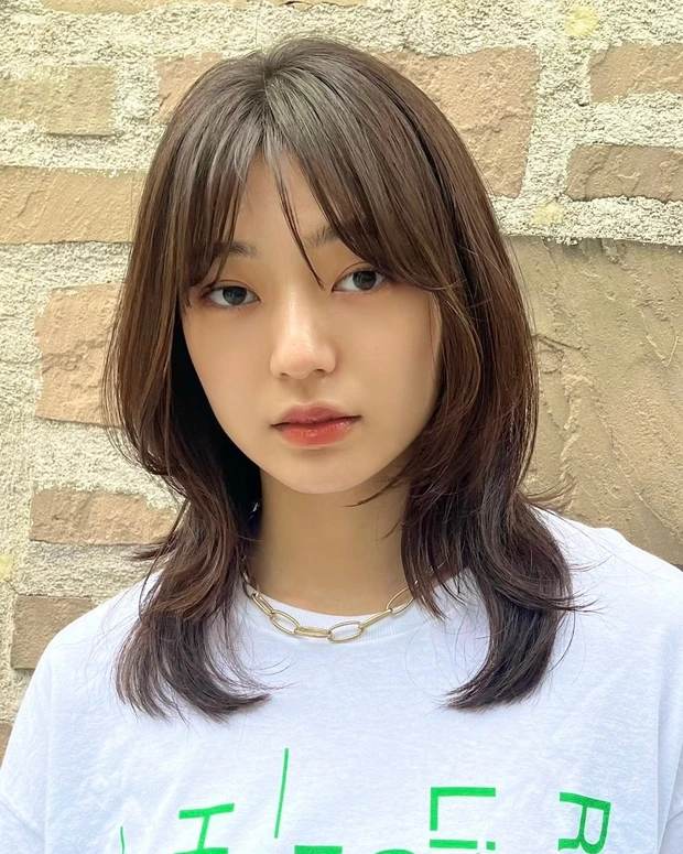 ヘアカタログ　ミディアム　ミディアムヘア　前髪あり　サイド