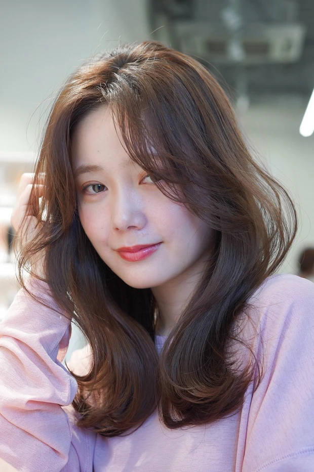 髪型　セミロング　小顔ヘア　かきあげ前髪　サイド