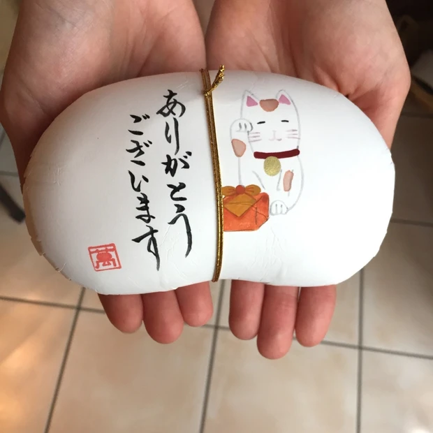 印象が変わります!簡単でエレガント、好印象→両手使いのススメ。女子力グンとアップ↑