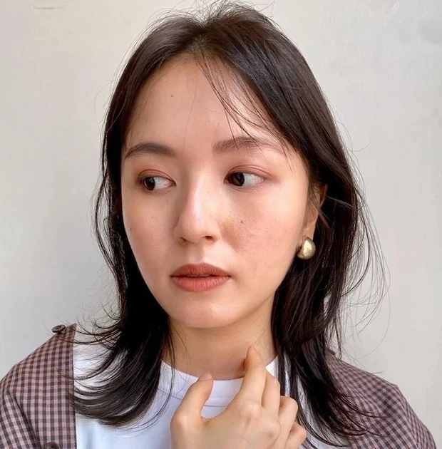 大人 おすすめ ミディアムレイヤーヘア ヘアアレンジ スタリング法 ニュアンス ストレート