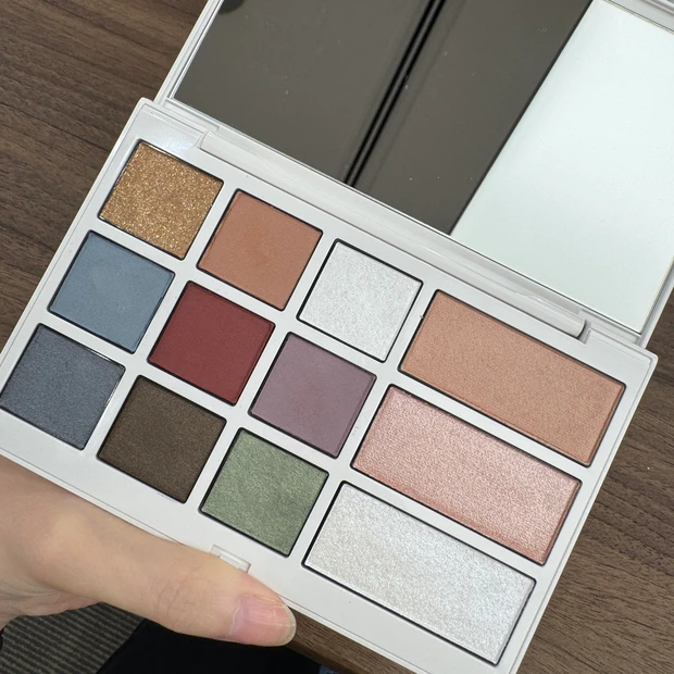 アディクション アイ＆ブラッシュ パレット　“アンアースド ラスター”