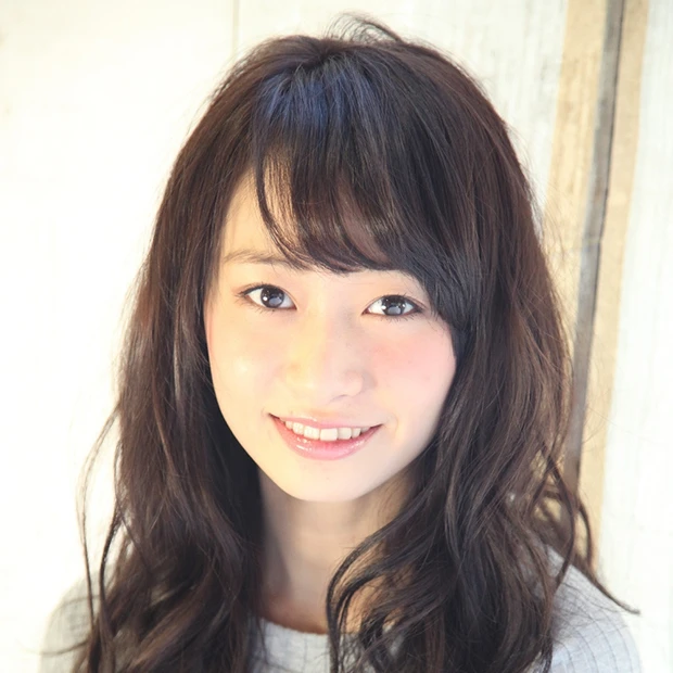ダークカラーでも柔らかく見える！ アイドル級の黒髪セミロング