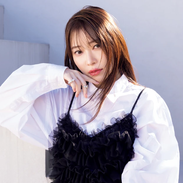 指原莉乃×モードな装い。リリミュウのベリーリップでエッジィなムードに