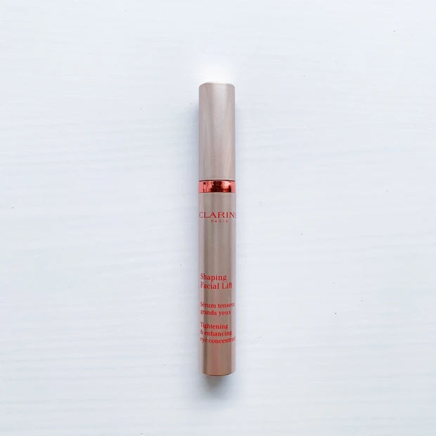 クラランス グラン アイ セラム Vのボトル単体の写真。目もと用美容液の高級感あるパッケージとアプリケーターが見える。