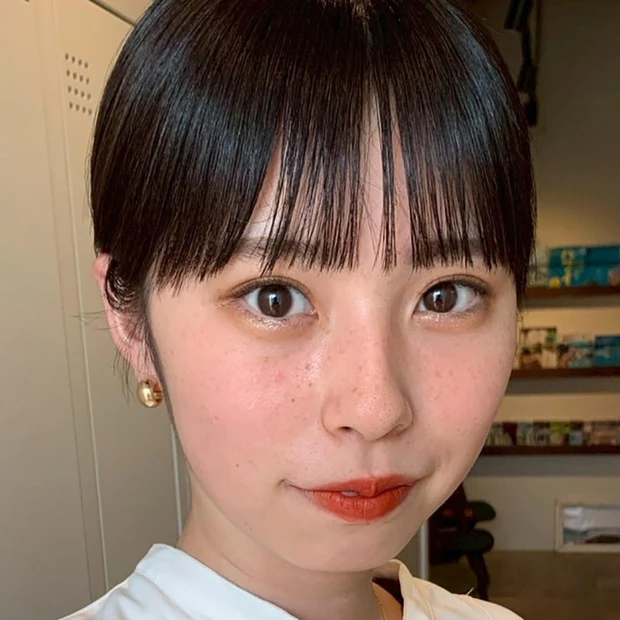 【コンパクトショートヘア】切りっぱなしライン×暗髪でこなれ感抜群! この秋注目のシンプルショート