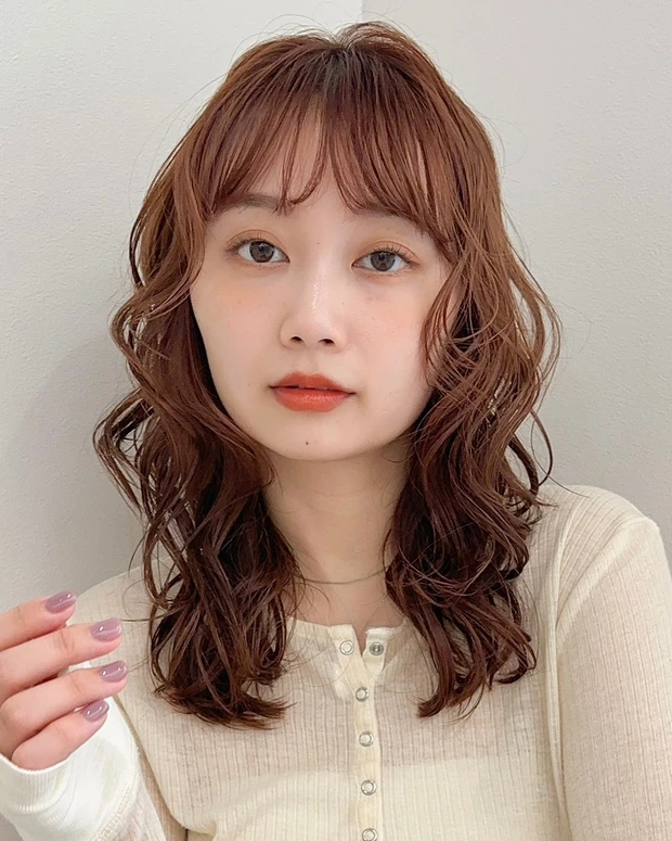 髪型 ミディアムレイヤー ミディアムヘア パーマヘア 前髪あり 正面