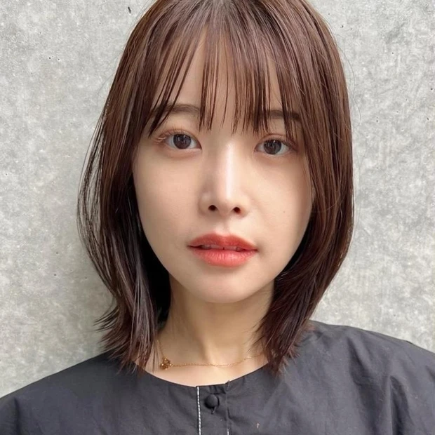 ミディアム 30代 40代 ヘアスタイル 暗めカラー 前髪あり