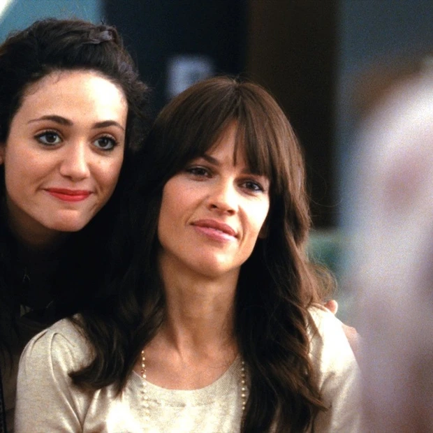 女に生まれてよかった！ 真の友情に涙する。ヒラリー・スワンク、エミー・ロ…