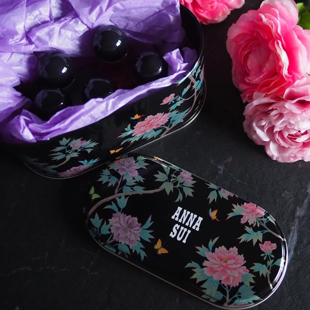 「アナ スイ ミニ ローション キット」の缶