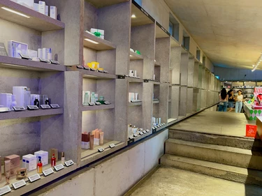 「AMORE聖水」スキンケアコスメコーナー