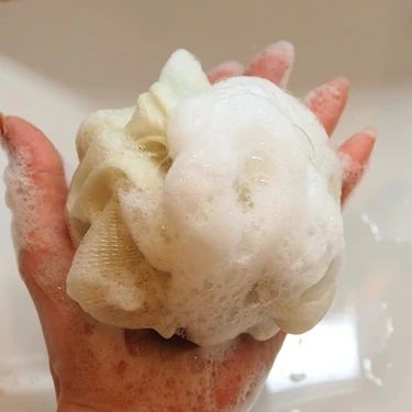 「みどりまゆ BODY & HAIR モイストシャンプー」の泡立ち（「バスリリー」使用）