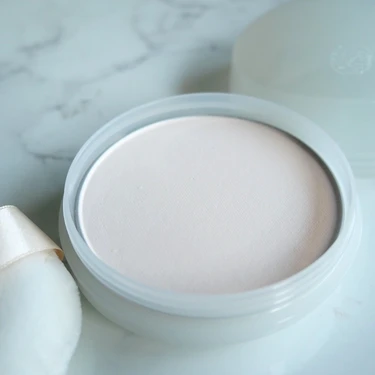 「ブライトニング スキンケアパウダー」