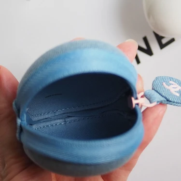 「ラ クレーム マン デニム」のポーチの中