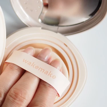 「WAKEMAKE ウォーターグロウコーティングバーム」のパフ