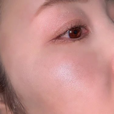 03を頬に塗布。夕方のくすみが気になる肌に透明感をプラスするハイライト効果。