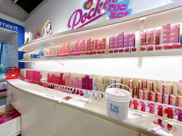 「fwee Agit 聖水」店内