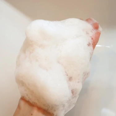 「みどりまゆ BODY & HAIR モイストシャンプー」の泡立ち（「バスリリー」使用）