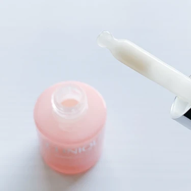 クリニーク新作美容液のスポイト。適量を取りやすい設計で、乳液のようなまろやかな質感が特徴。