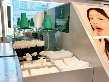 メイク落とし、コットン、スポンジ、チップも完備