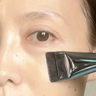 「WAKEMAKE スパチュラワイドファンデーションブラシ」の使い方