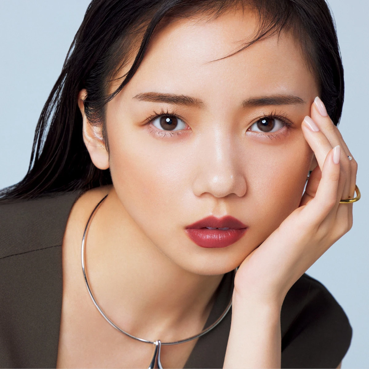 秋の本命カラー、赤リップを塗り比べ。ぴったりの1本が探せるカラーチャート付き