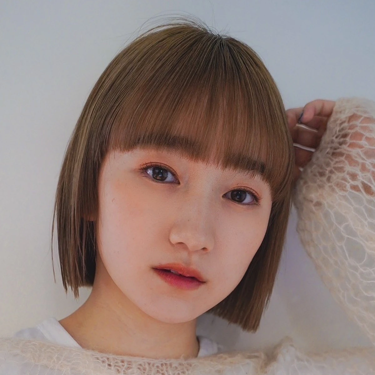 【2024年春の最新髪型】大人に似合う！ 細見え&お洒落が叶うアメトリンベージュのミニボブ