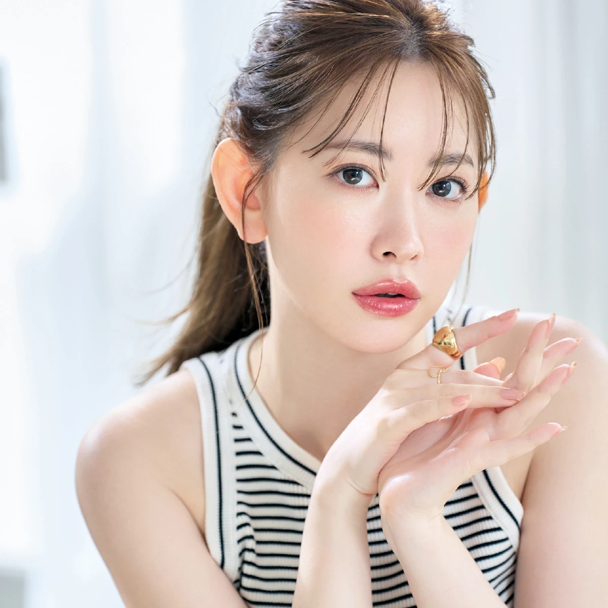 小嶋陽菜さん、お出かけを楽しむ休日メイク。全身コーディネートも公開