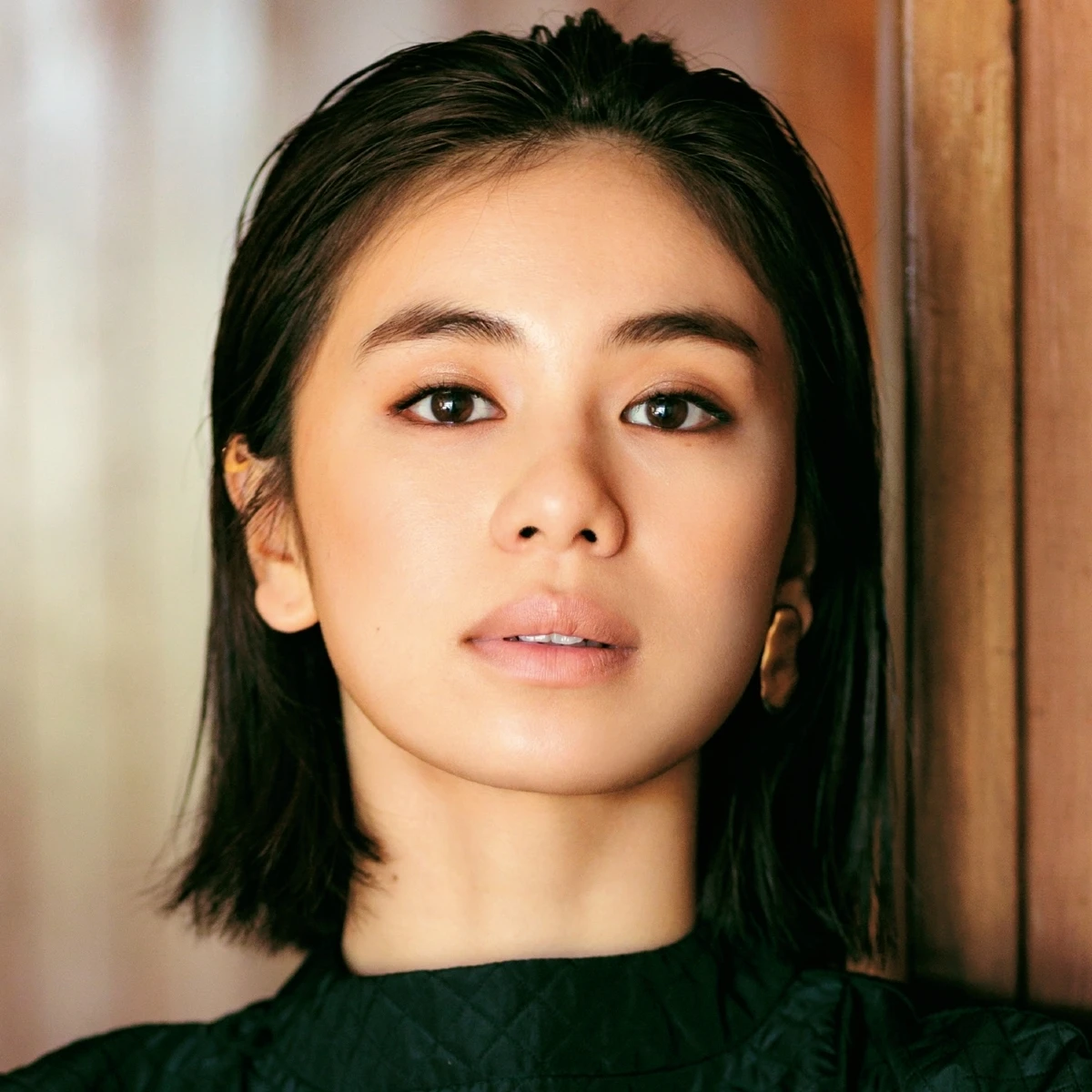 前髪 メイクのバランス学 オールバック 立体メイクでモダンな表情に マキアオンライン Maquia Online