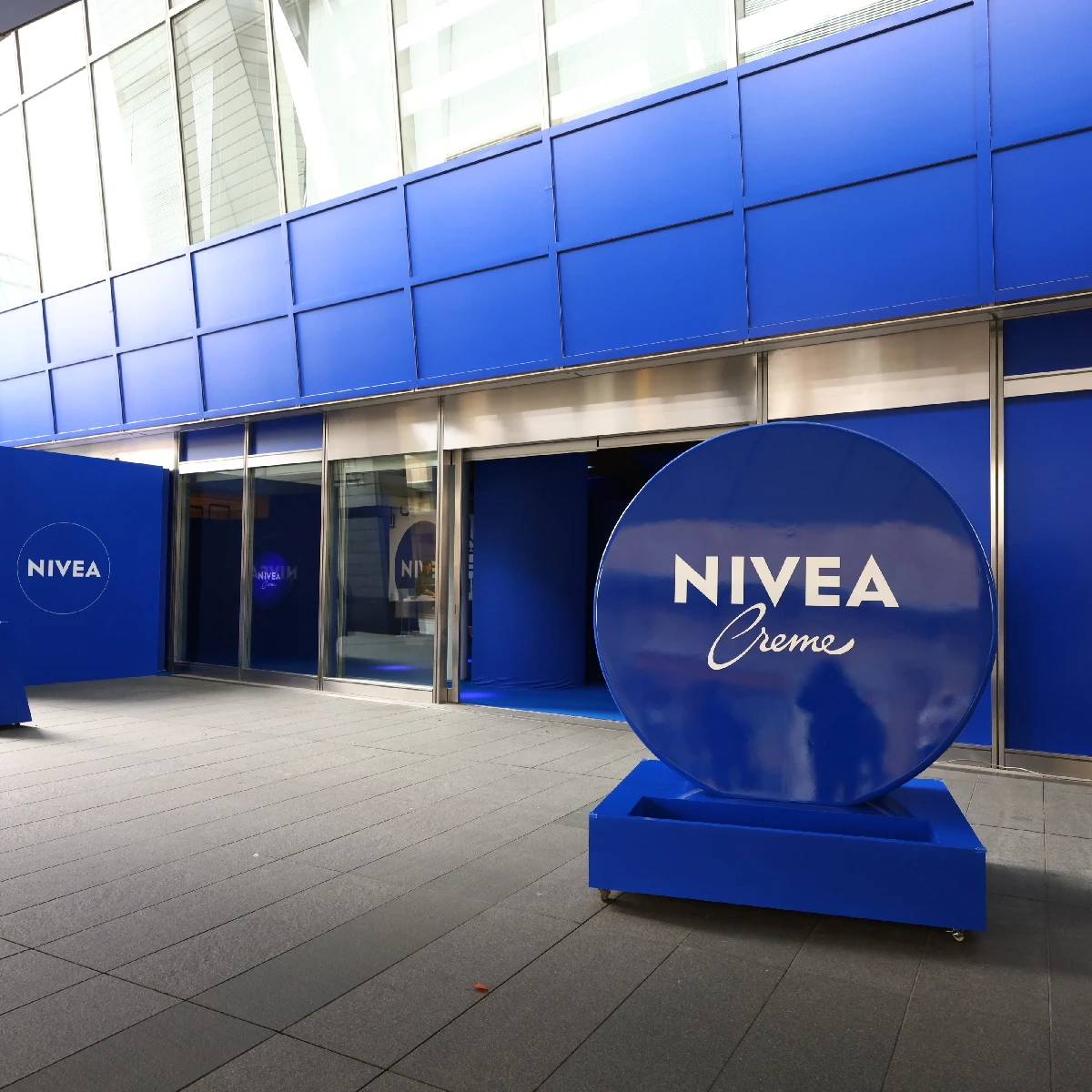 ニベアブルーに染まる「NIVEA HOUSE TOKYO」無料イベントは11/10まで