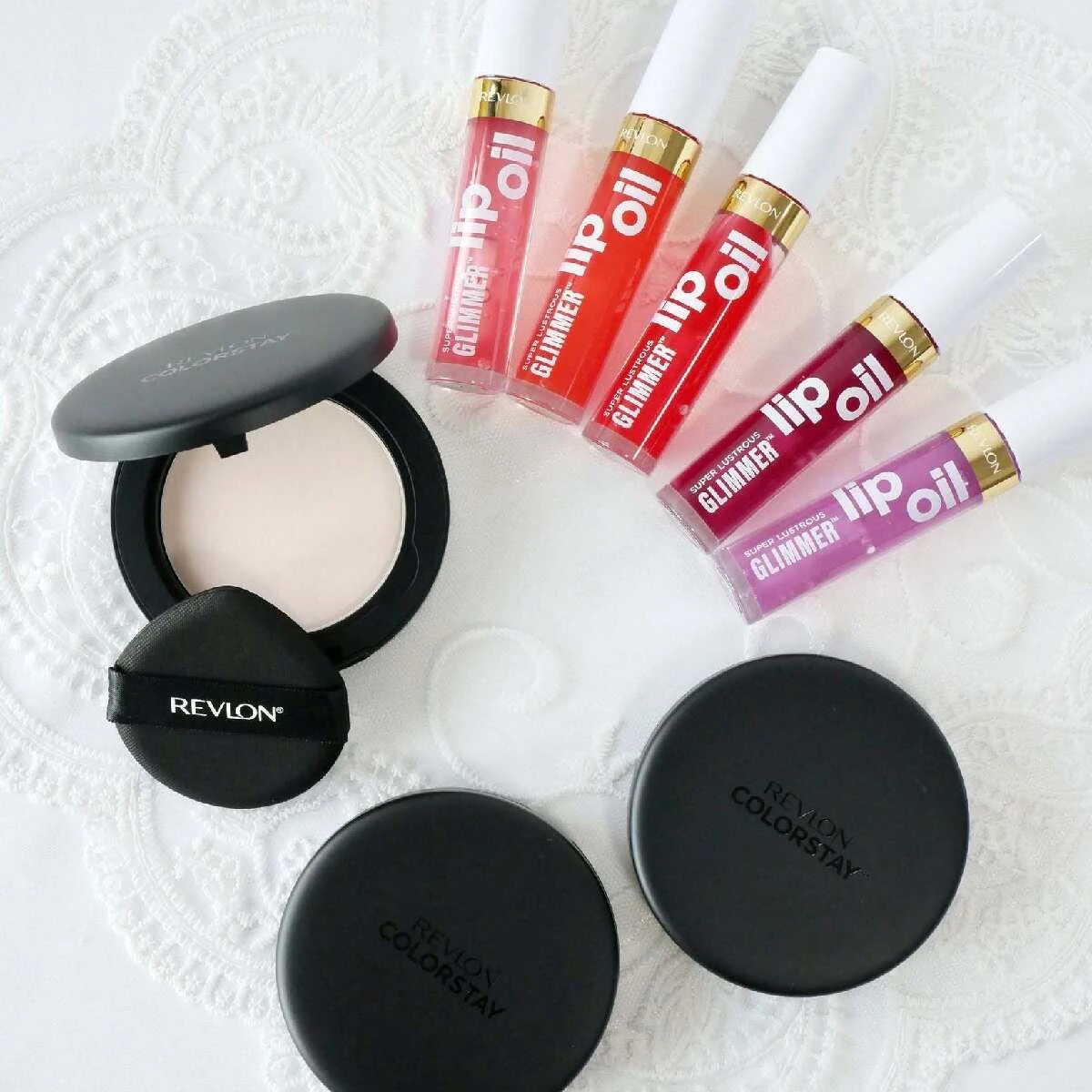 レブロンのUVフェイスパウダー&限定ジュレリップをスウォッチ！ パウダーに付属するもちもちパフにも注目