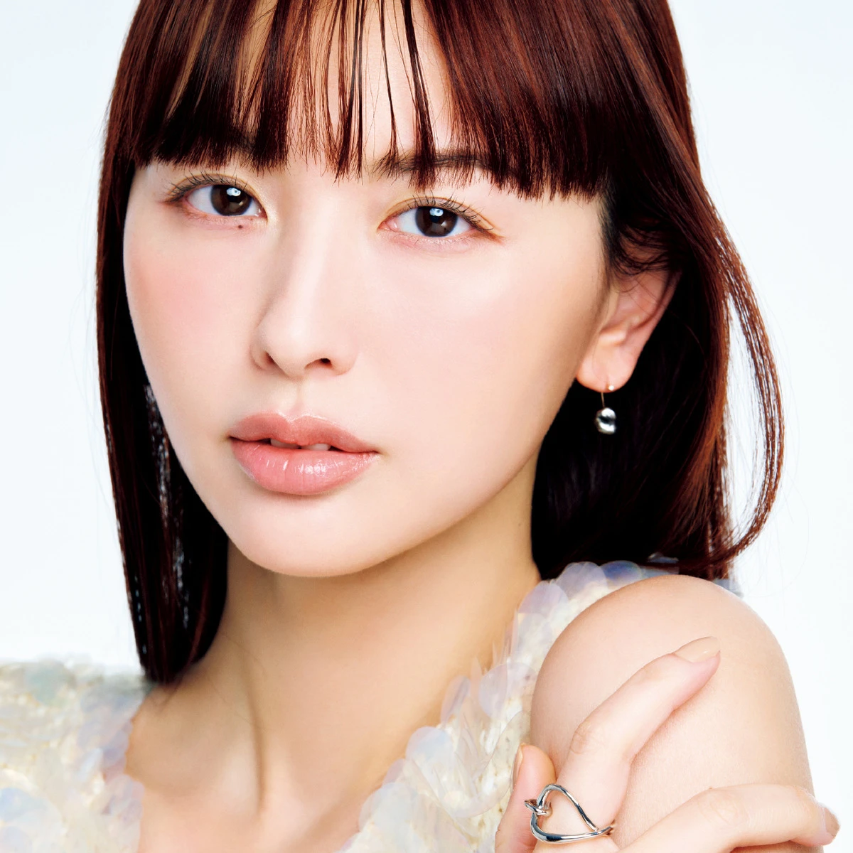 鈴木えみさんの愛用スキンケアを公開！ “羨望の美肌”を支える化粧水、クリーム、シートマスクは？
