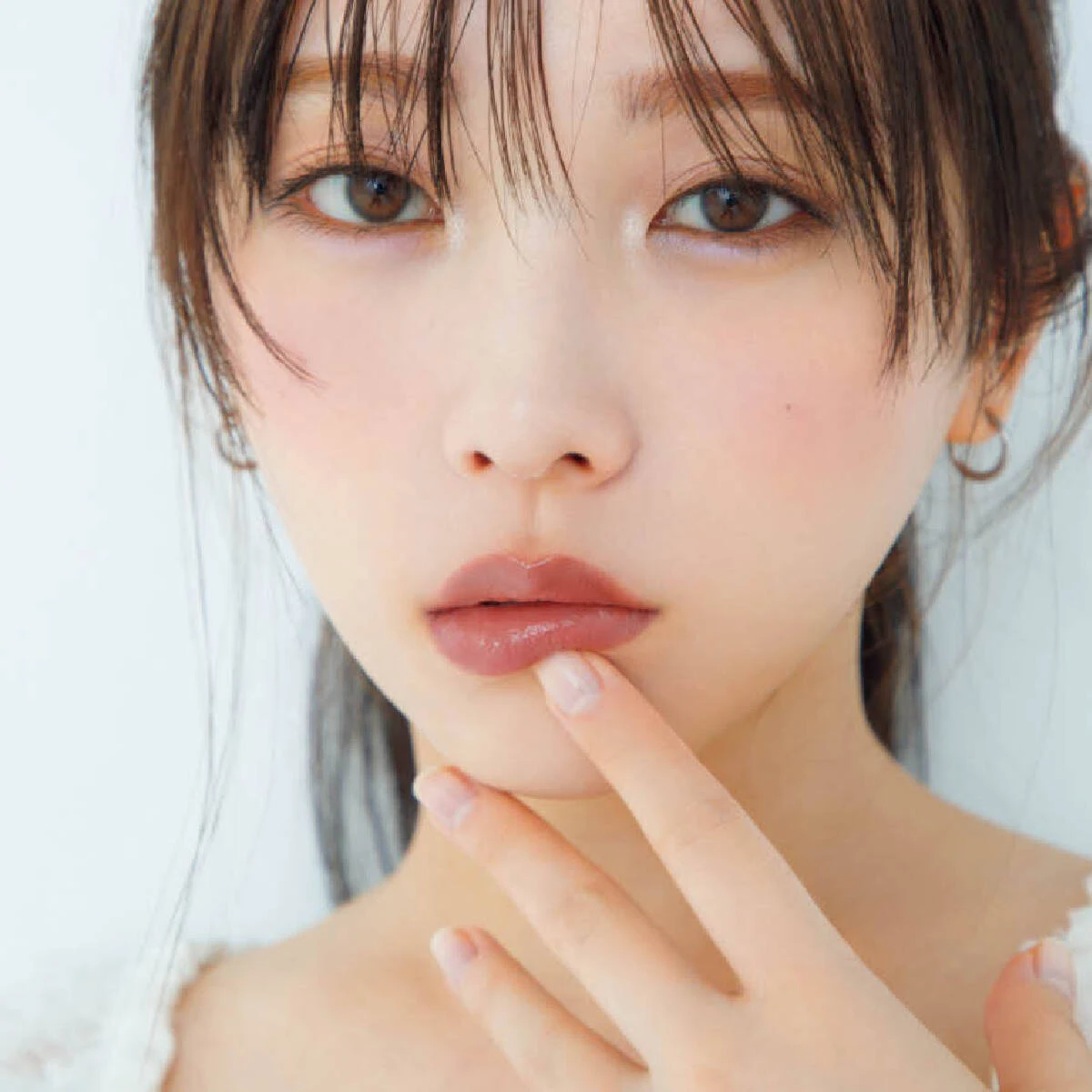 与田祐希さんがまとう最旬リップの正解。「ツヤぷる」と「ソフトマット」、今季の2大トレンドをチェック