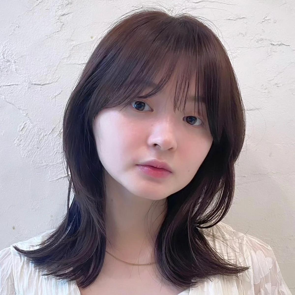 【小顔に見えるヘア】自然な軽さが今っぽい、ハイレイヤー×外ハネミディアムヘア