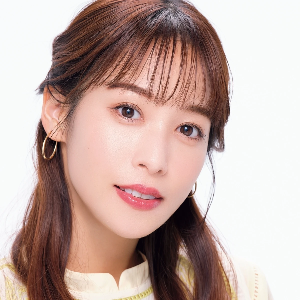 鷲見玲奈さんの推しベースは？ デパコスからプチプラまで、リピ買いコスメを大公開