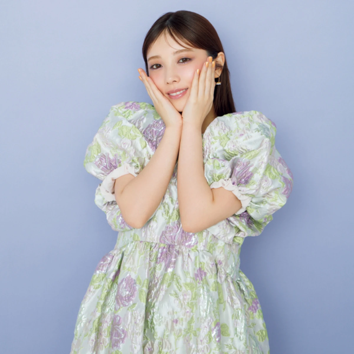 与田祐希さん、今気になるメイクは「透け感リップとパープルアイ」。リピ買いコスメもご紹介！