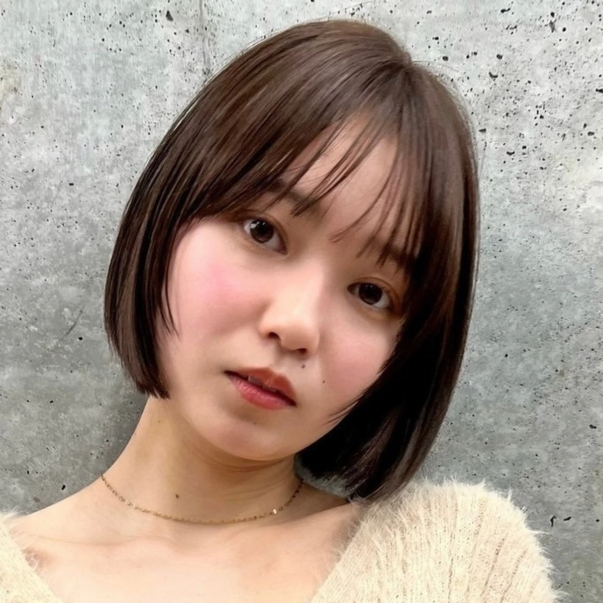 【2024年春最新の髪型】顔まわりのレイヤーがポイント！ 細見え&美人見えが叶うミニボブ