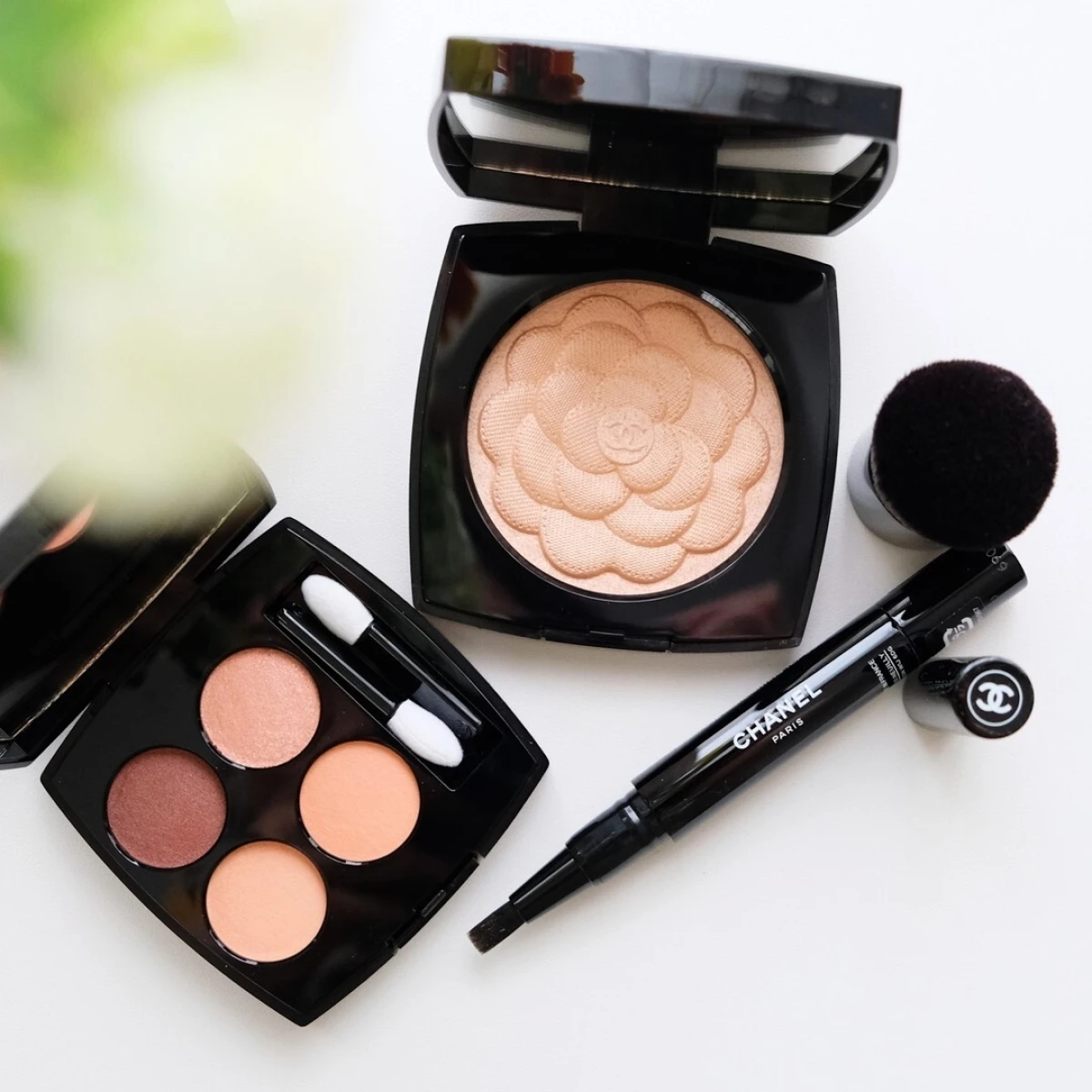 春コスメ22 シャネルの限定コスメをスウォッチ 美しいデザインのフェイスパウダーや レ キャトル オンブル の限定色に注目 Happy Plus ハピプラ 春コスメ22 シャネルの限定コスメをスウォッチ 美しいデザインのフェイスパウダーや レ キャトル オンブル の限定色に注目 Happy Plus ハピプラ