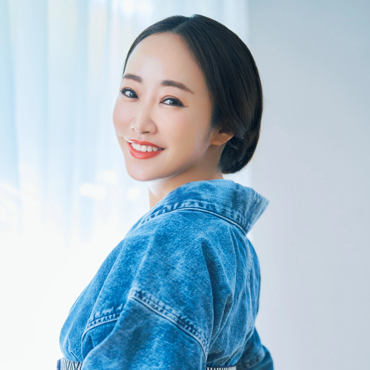 神崎 恵さんなら「デニム着物」をこう着る！ 白の半襟、足袋、草履で着崩しすぎずに