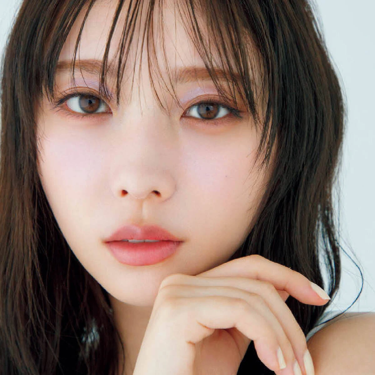 “ほどよく甘く、ひんやり美人“な与田祐希さん。旬の“アイシーカラー”でつくる透明感メイク術