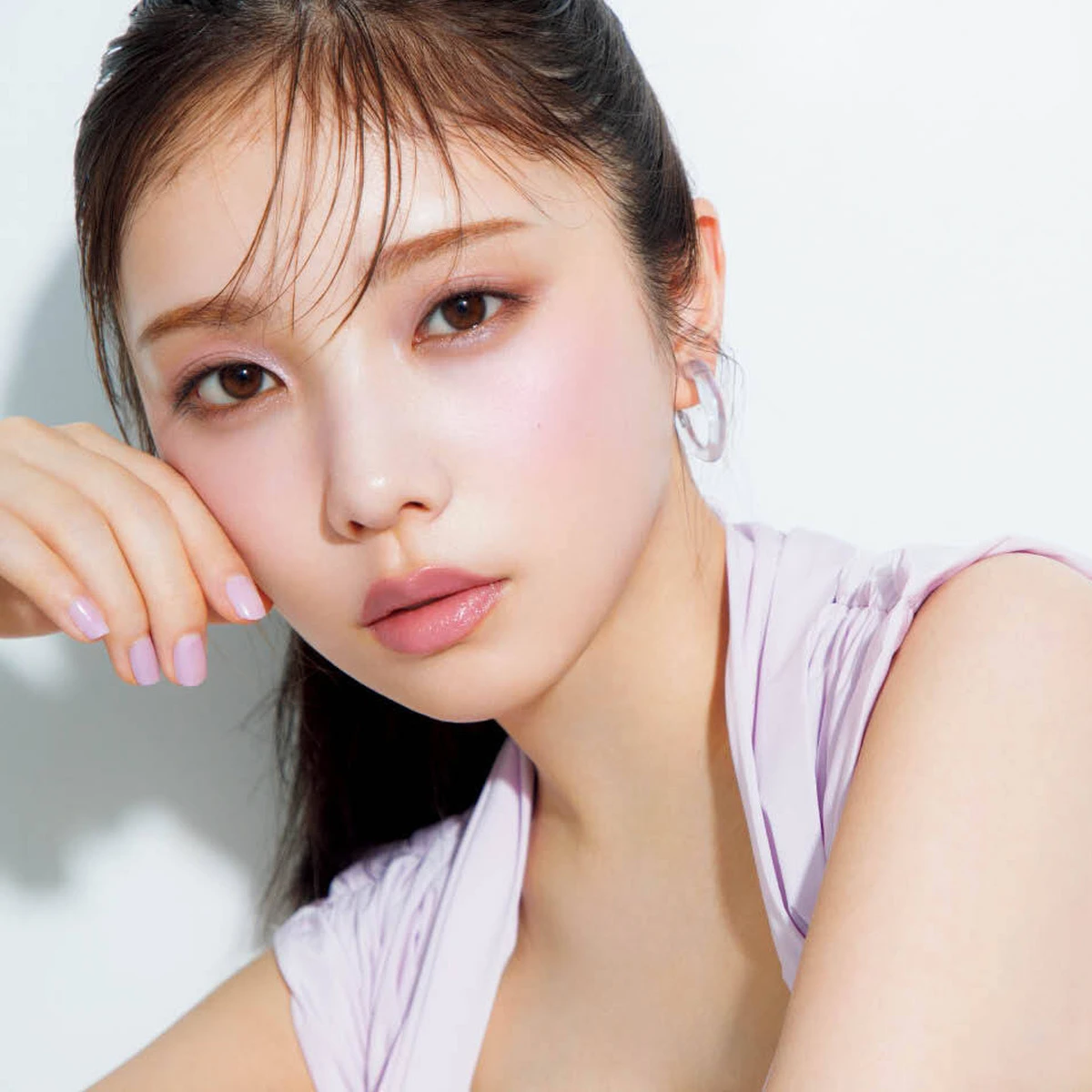 与田祐希さんがまとう、最旬「青みピンクメイク」。上半期ヒットコスメで叶える、今なりたい顔
