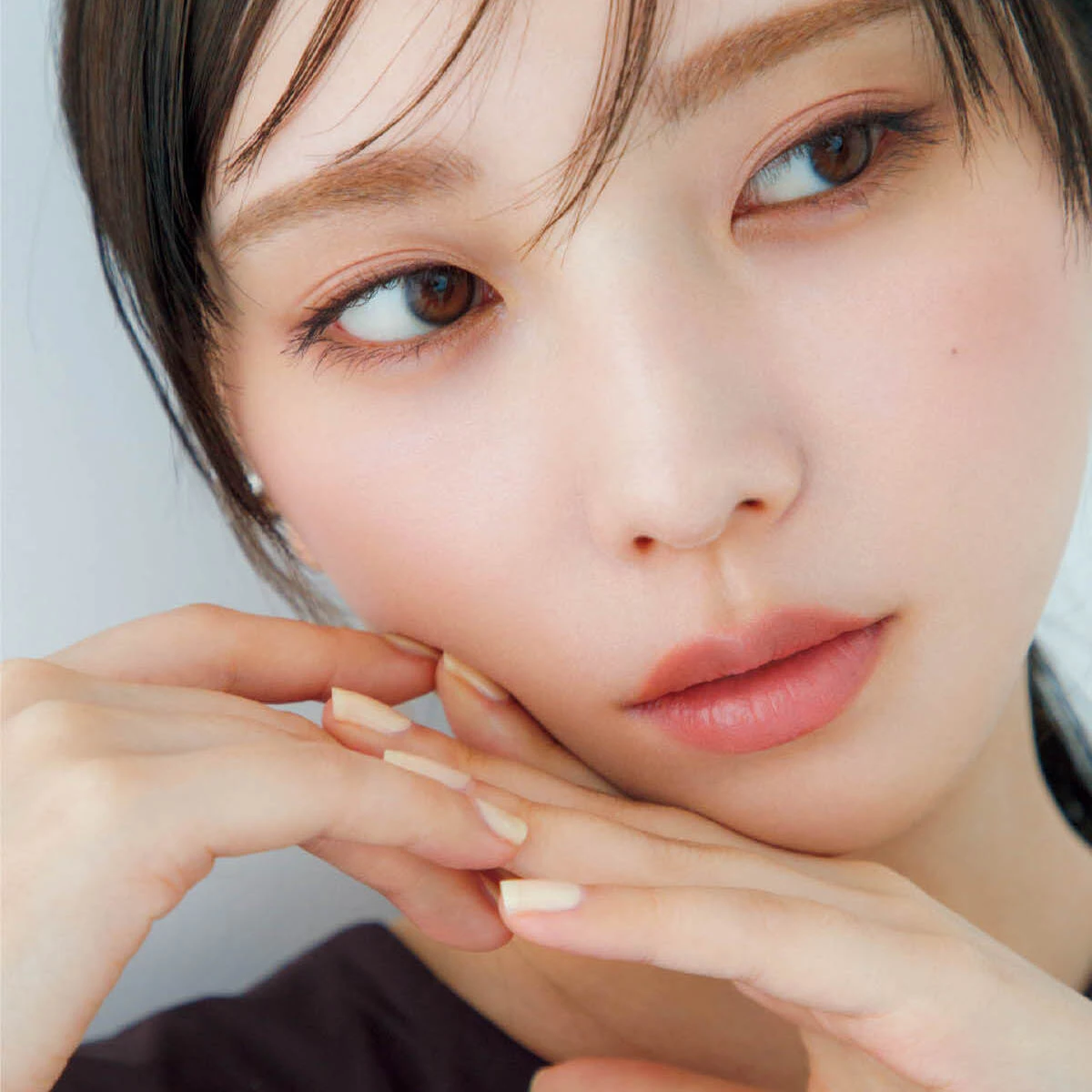 “ミュートな目元”の最旬バランス。与田祐希さんが体感する、上半期ヒットコスメで作る旬顔メイク