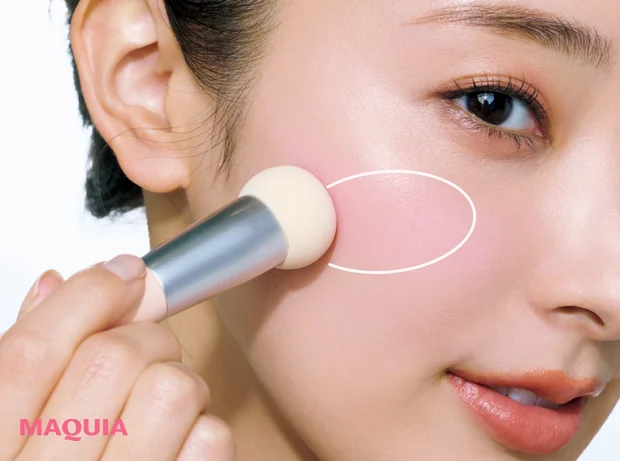 「削げて見える痩せ頬」タイプのチークの入れ方 頬骨から頬全体に広く塗り広げる