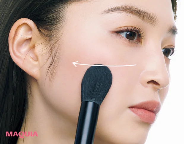 「ぷっくり幼い丸み頬」タイプのチークの入れ方 頬の重心を下げるようにチークを入れる