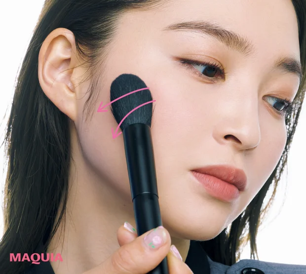 「ぷっくり幼い丸み頬」タイプのチークの入れ方 シェーディングとチークを馴染ませる