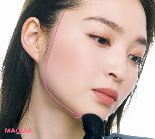 「ぷっくり幼い丸み頬」タイプのチークの入れ方 シェーディングをこめかみからあごの裏まで入れる